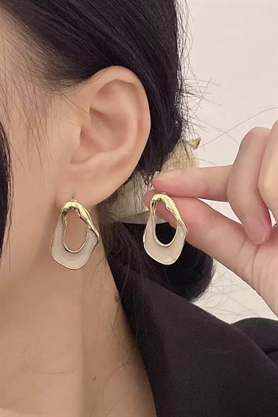 Altın Renk Beyaz Taş Detaylı Küpe (Çift)