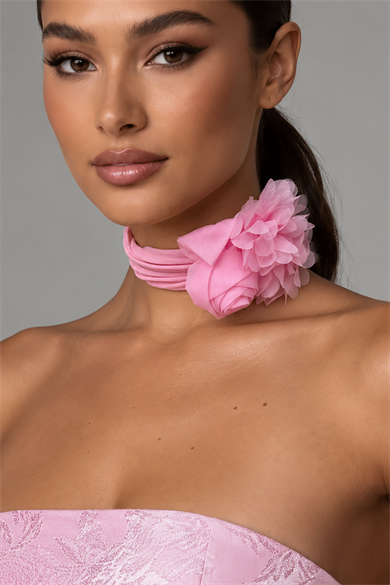 Açık Pembe Renk Çiçek Detaylı Choker Kolye