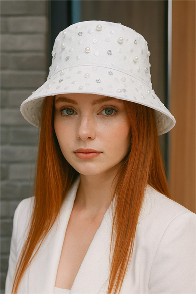Beyaz Renk İnci Detaylı Kalp Figürlü Tasarım Şapka