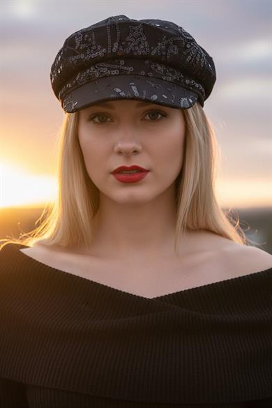 Siyah Renk Pul Detaylı Tasarım Şapka