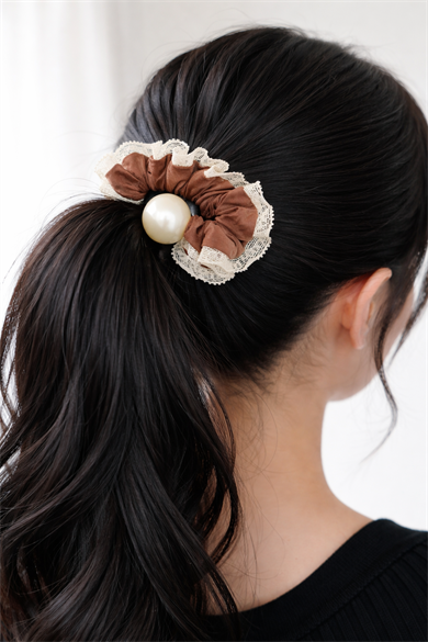 Kahverengi İnci Detaylı Lastik Toka