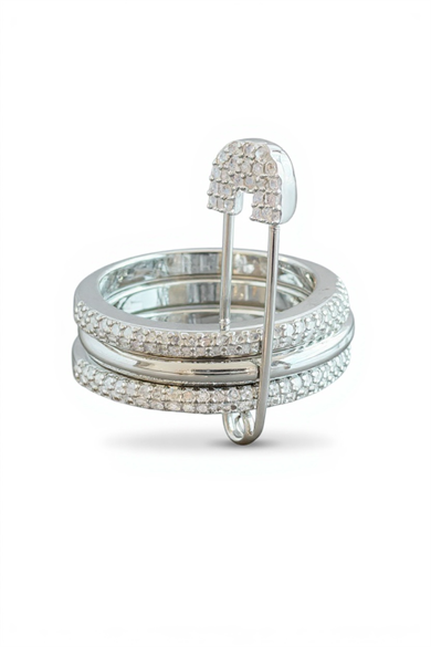 Gümüş Renk Kilitli İğne Detaylı Taşlı Yüzük