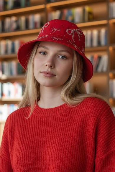 Kırmızı Renk Kurdele Figürlü Taş Detaylı Tasarım Şapka