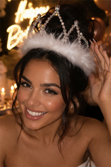 Beyaz Renk Boncuk Detaylı Tüylü Taç