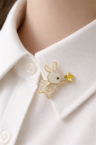 Beyaz Renk Tavşan Figürlü Taşlı Broş  
