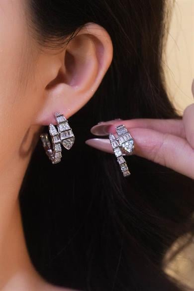 Gümüş Renk Yılan Figürlü Taş Detaylı 14K Altın Kaplama Küpe (Çift)