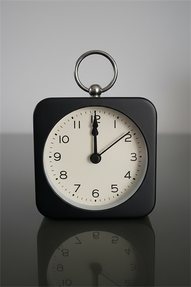 Siyah Renk Dekoratif Işıklı Alarmlı Yuvarlak Masa Saati