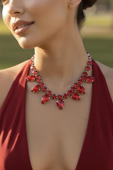 Gümüş Renk Kırmızı Taş Detaylı Tasarım Abiye Kolye