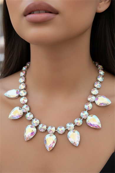 Gümüş Renk Hologram Taş Detaylı  Tasarım Abiye Kolye