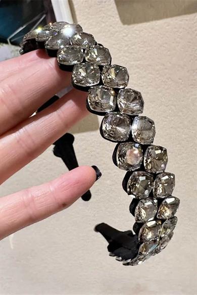 Gri Renk Taş Detaylı Taç