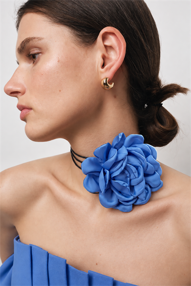Mavi Renk Gül Detaylı İpli Choker Kolye