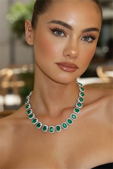 Gümüş Renk Yeşil Taş Detaylı Tasarım Abiye Kolye