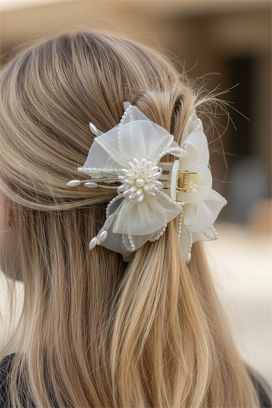 Krem Renk Kurdele Figürlü İnci Detaylı Mandal Toka