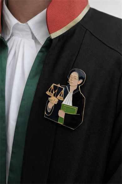 Karışık Renk Avukat/Hakim Figürlü Broş