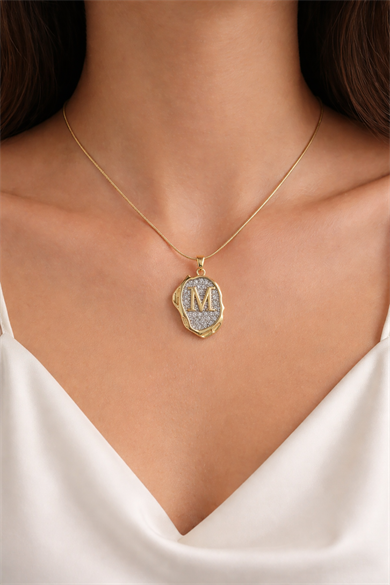 Altın Renk M Harf Taş Detaylı Çelik Kolye
