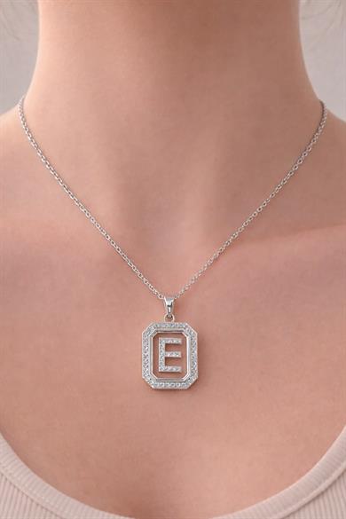 Gümüş Renk E Harf Taş Detaylı Çelik Kolye