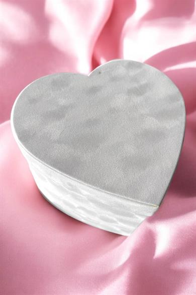 Beyaz Renk Kalp Figürlü Çekmece Detaylı Kadife Hediye Kutusu