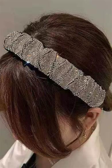 Beyaz Renk Taşlı Büzgü Detaylı Taç