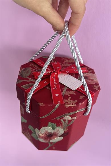 Bordo Renk Çiçek Figürlü Kurdele Detaylı Hediye Kutusu