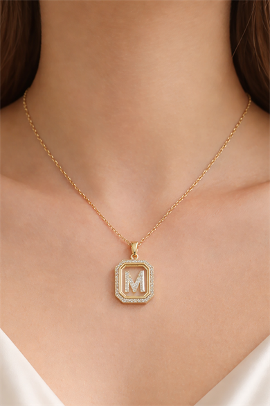 Altın Renk M Harf Taş Detaylı Çelik Kolye