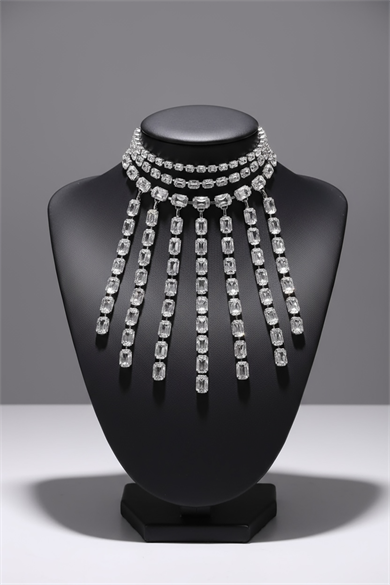 Gümüş Renk Taş Detaylı Tasarım Abiye Kolye