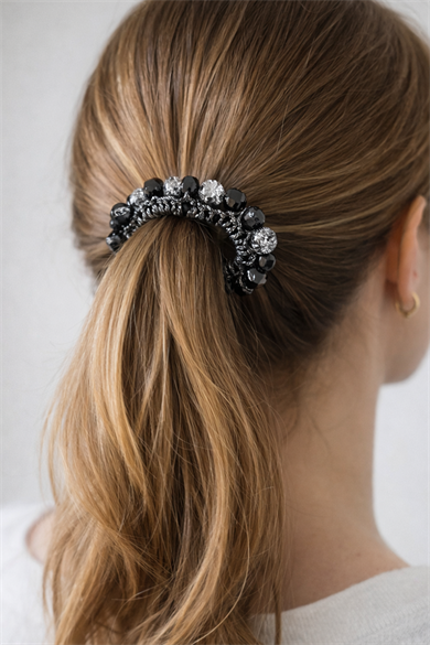 Siyah Renk Boncuk Detaylı Lastik Toka