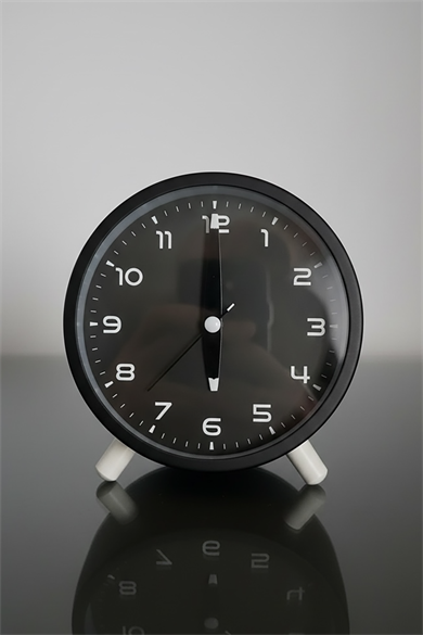 Siyah Renk Dekoratif Işıklı Alarmlı Masa Saati