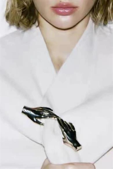 Altın Renk El Figürlü Broş