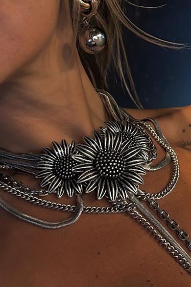 Gümüş Renk Çiçek Figürlü Tasarım Kolye