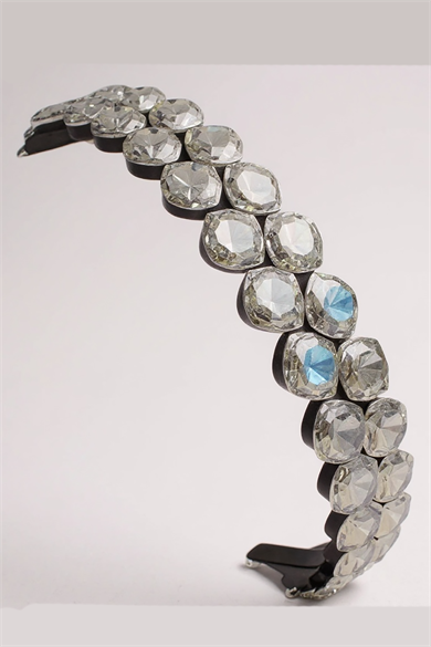 Beyaz Renk Taş Detaylı Tasarım Taç