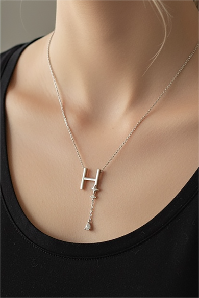 Gümüş Renk H Harfli Taş Detaylı Çelik Kolye