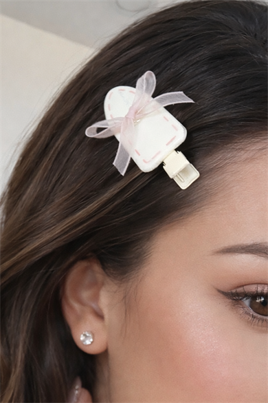 Krem Renk Kurdele Detaylı Yan Toka