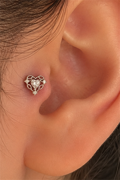 Gümüş Renk Kalp Figürlü Taşlı Cerrahi Çelik Tragus/Kıkırdak Küpe/Piercing (Tek)