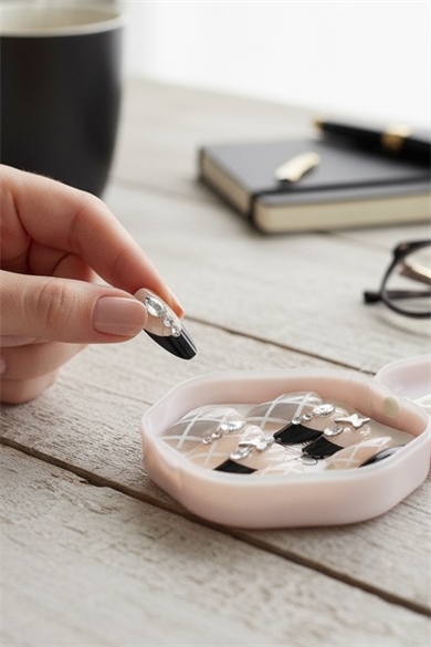 12li Siyah Ve Bej Renk Taş Detaylı Takma Tırnak Set (Yapıştırıcılı)