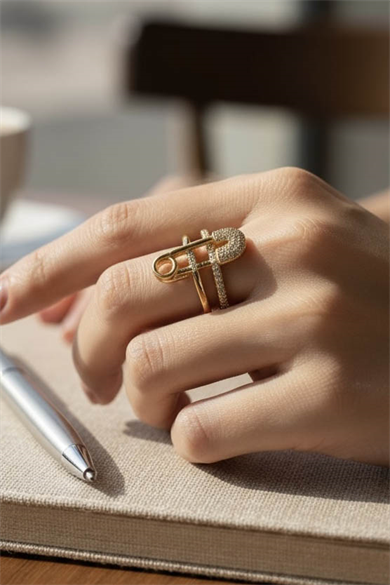 Altın Renk Kilitli İğne Figürlü 14K Altın Kaplama Ayarlanabilir Yüzük