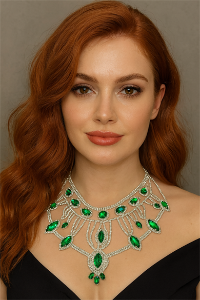 Gümüş Renk Yeşil Taş Detaylı Tasarım Kolye