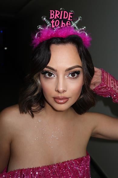 Fuşya Renk Tüylü Bride To Be Yazılı Tarak Taç 