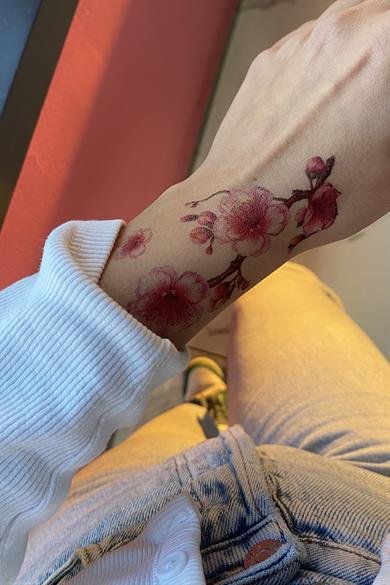 Geçici Çiçek Figürlü Dövme Tatto