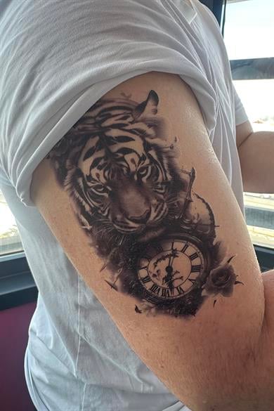 Geçici Kaplan Ve Saat Figürlü Dövme Tattoo