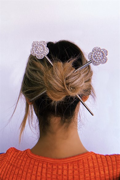 Gümüş Renk İnci Detaylı Çiçek Figürlü İkili Topuz Tokası