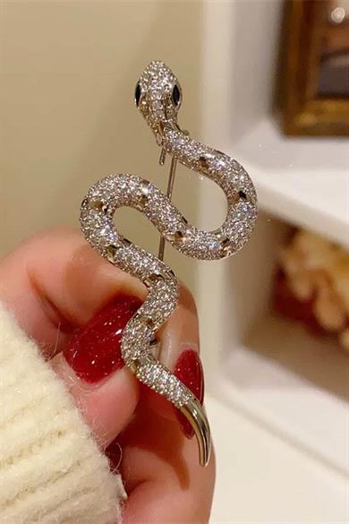 Gümüş Renk Yılan Figürlü Taş Detaylı Broş