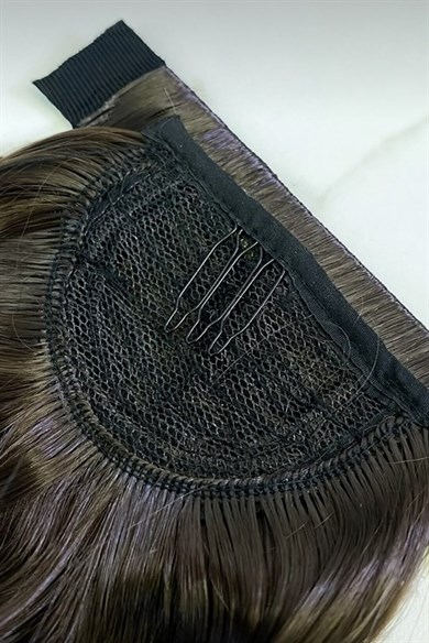 Kahverengi Renk Dalgalı Gerçek Saç Dokusunda At Kuyruğu Postiş Tokalı Saç Eklentisi