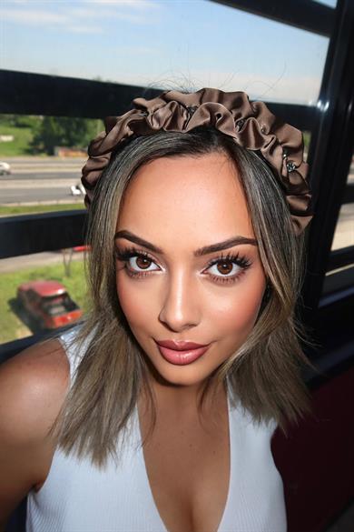 Kahverengi Taş Detaylı Taç