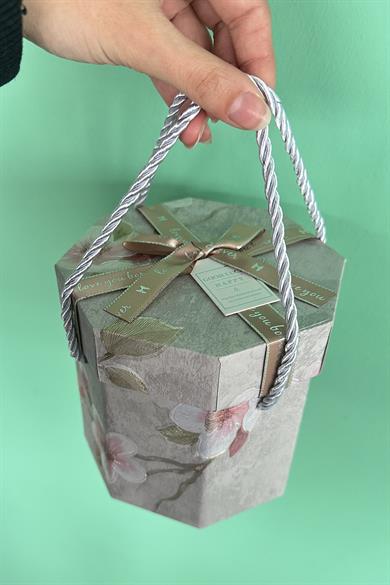 Karışık Renk Çiçek Figürlü Kurdele Detaylı Hediye Kutusu