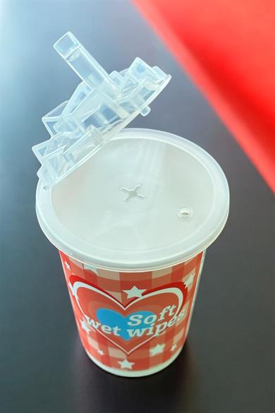 Kırmızı Renk Kalp Figürlü Anahtarlık Detaylı Kutulu Islak Mendil