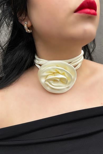 Krem Renk Gül Detaylı Choker Kolye