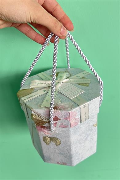 Mavi Renk Çiçek Figürlü Kurdele Detaylı Hediye Kutusu