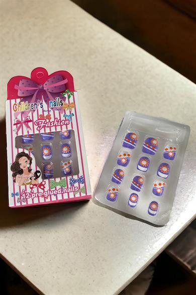 Mor Renk Çiçek Figürlü Çocuk Takma Tırnak