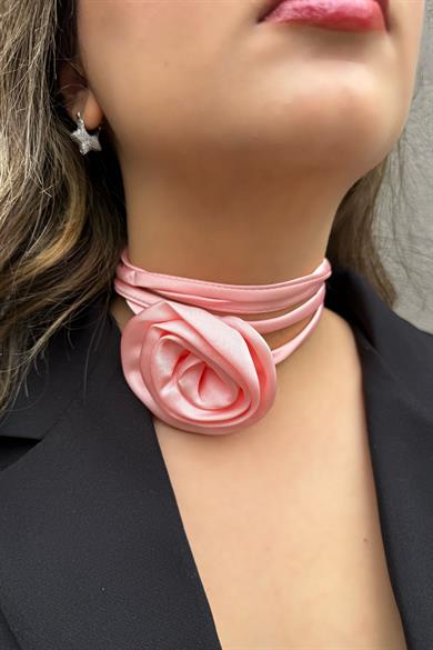 Pembe Renk Gül Detaylı Choker Kolye