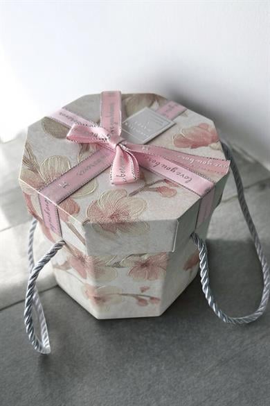 Pembe Renk Çiçek Figürlü Kurdele Detaylı Hediye Kutusu